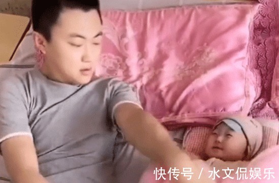萌娃|“超怂怂奶爸”抢娃被子盖火了,被发现后吓得窝成一团瑟瑟发抖