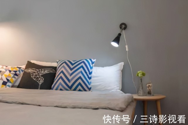 卧室放床头柜太土了,现在床边流行这8种设计,实用又美观