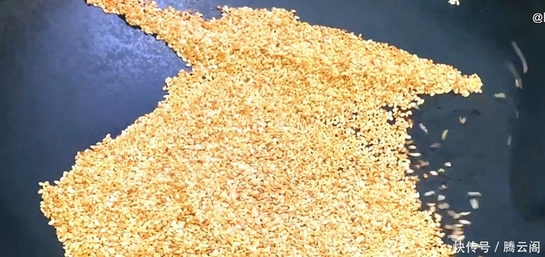 把火龙果倒入滚烫的开水中,瞬间变美食,孩子们就爱这样吃,真香