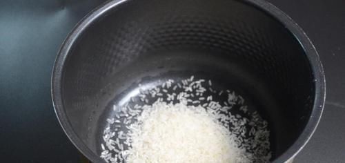 电饭锅|今天才知道,煮米饭时加点它,煮出来的米饭软糯香甜还不粘锅,真棒