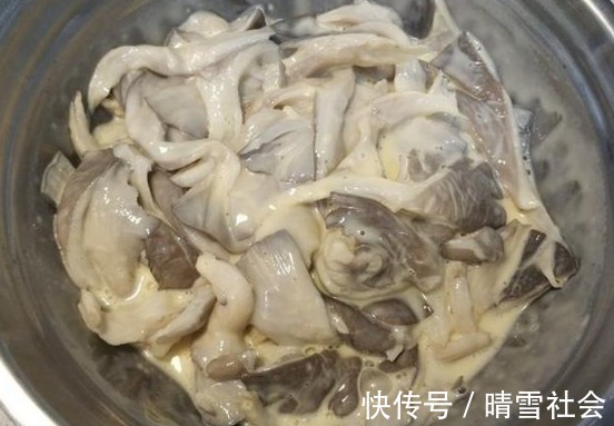 干炸蘑菇怎么做才酥脆?牢记3窍门,干香酥脆味道好,回回吃不腻