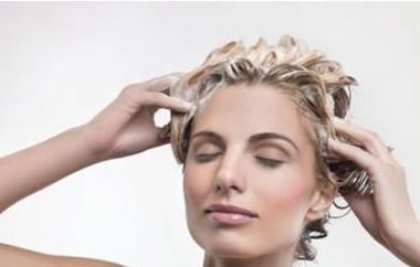 头发|女性头发多久洗一次最好?洗头常犯的4个错误,很多人都避免不了