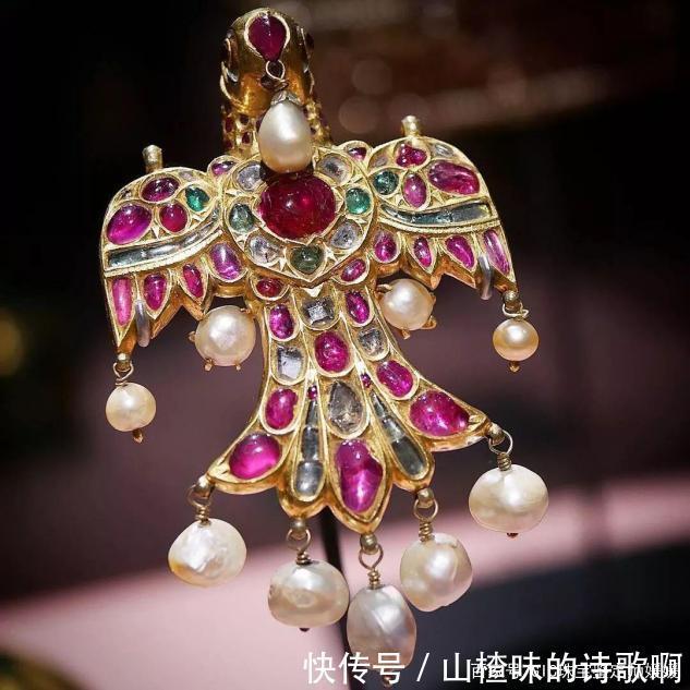 胸针是冬季服饰必备的点缀,但有两个关键点要考虑,你选对了吗