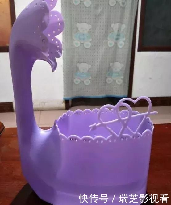 家中用完的“洗衣液桶”别丢了,剪上2刀,秒变养花神器,太美了