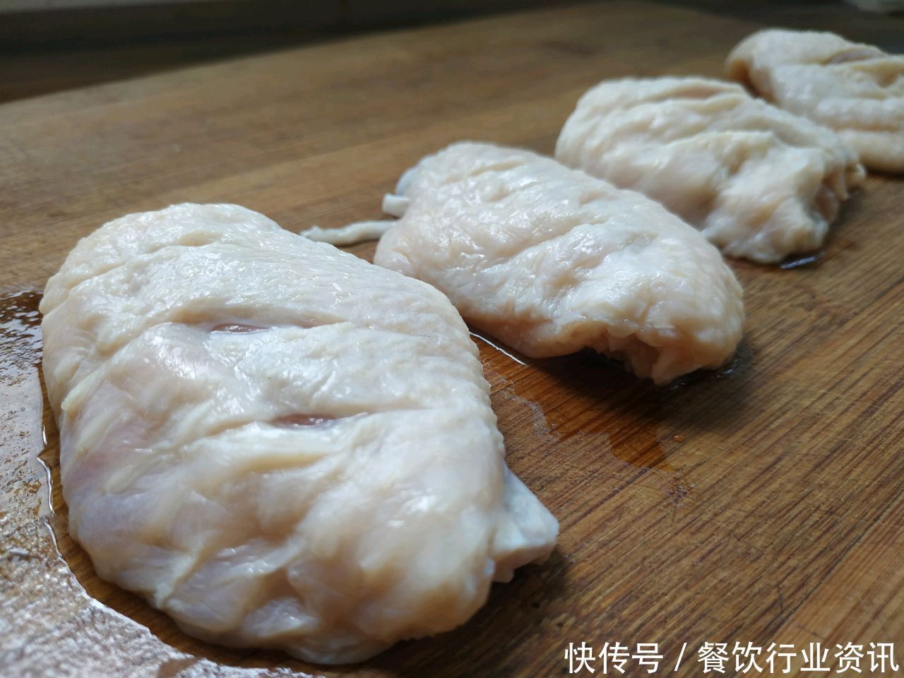 奥尔良|奥尔良烤翅,再裹面包糠就过时了,裹上它,酥脆作响会掉渣
