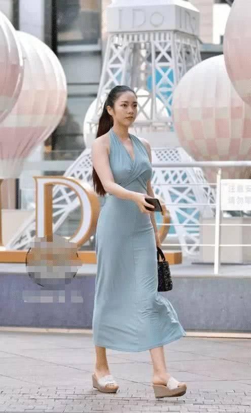 街拍美女谁说有肉感的女生不能轻松驾驭吊带裙的