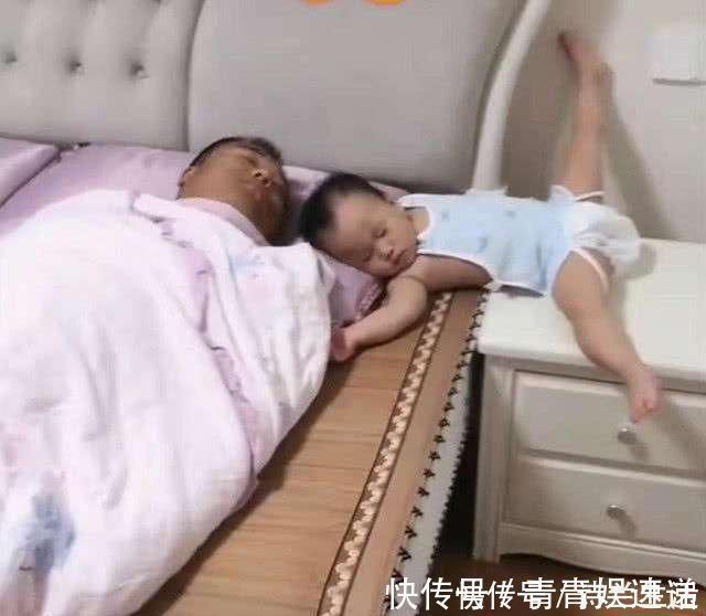 宝妈|宝爸自告奋勇哄娃睡走红,自己被哄睡宝宝撂一旁,空调开到17度