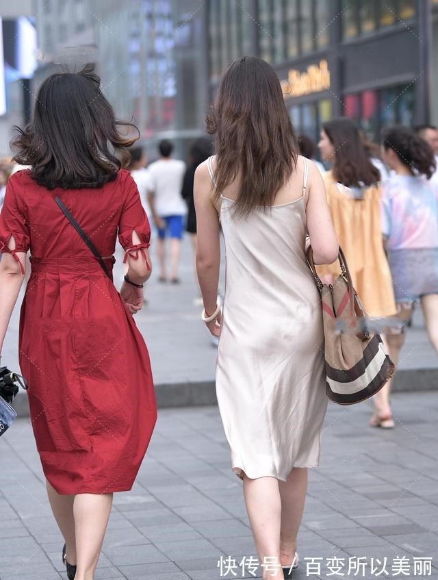 拖鞋 灰色丝质长裙搭配透明小跟拖鞋，时髦性感，优雅的轻奢穿搭！
