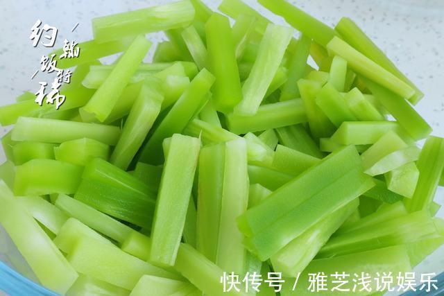 腌黄瓜|夏天,吃黄瓜苦瓜不如吃它,2元一斤,切成条简单一拌,清脆爽口
