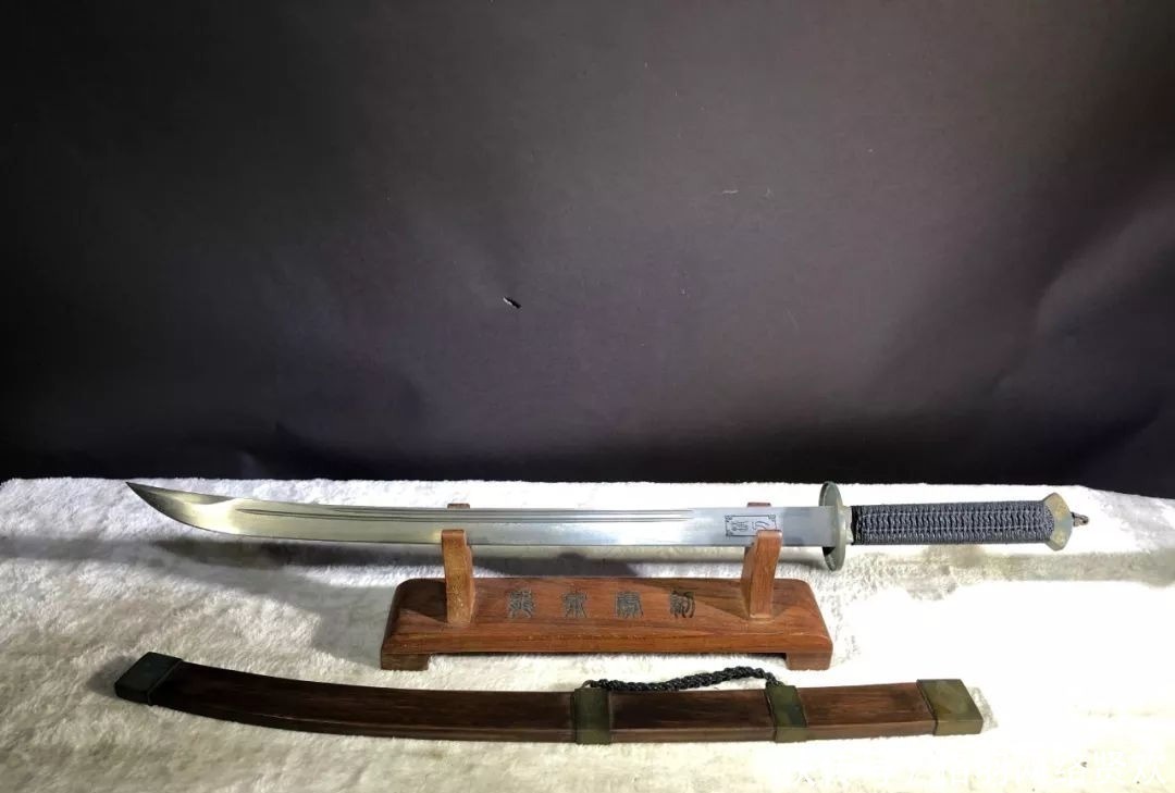 正三品&二品大员不能配备雁翎刀,正三品只能扛棍子出行?清代森严的舆服