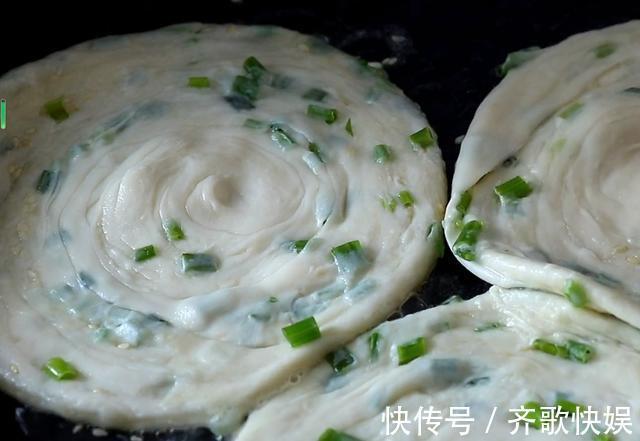 保鲜膜|葱油饼有诀窍，香酥掉渣，葱香十足，一层比一层香，天天吃都不腻