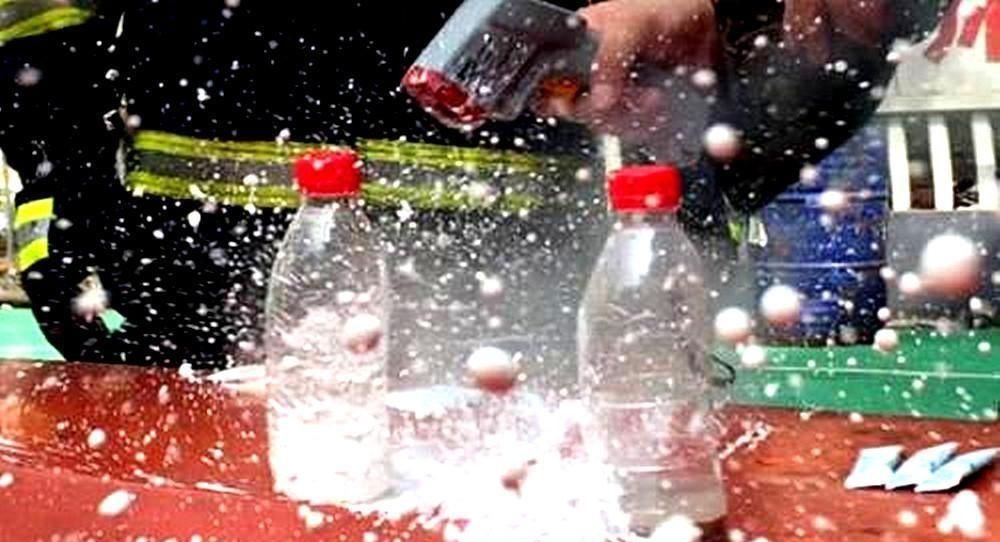 危险物品|5岁男娃眼睛被溶,几乎失明!这样的“玩具”,家长别让孩子碰