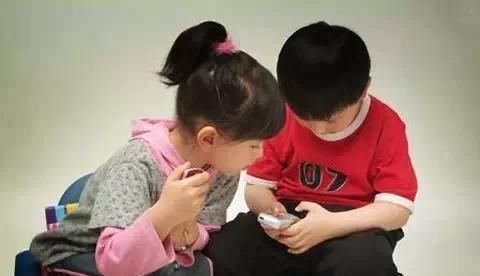 手机游戏|当代中国父母还在纵容孩子玩手机时,国外却公布了这么一条消息