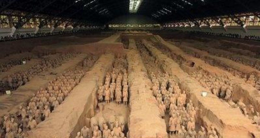 些兵马|西安的兵马俑是用真人烧制的?一尊兵马俑裂开后,人们才知道真相