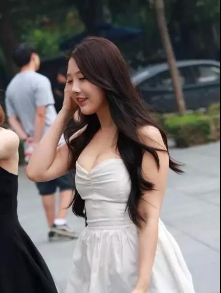 靓丽女孩 穿白色抹胸短裙的靓丽女孩, 可爱的长发童颜, 胖嘟嘟的!