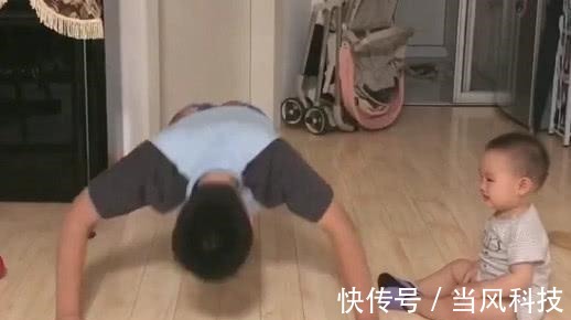 小宝|“小奶宝妹妹”学哥哥做俯卧撑火了,妹妹哎呀妈呀,谁还不会