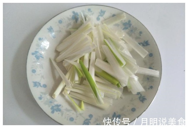 烧豆腐时,直接下锅容易碎,多加1步,豆腐完整又好吃