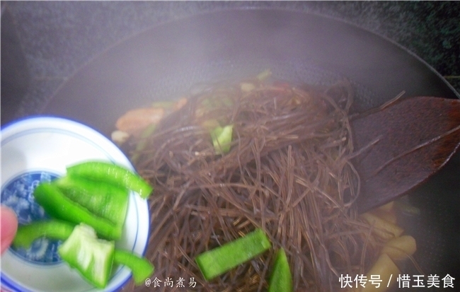 此菜,家人三天两头就想吃,食材丰富一锅出,又香又滑营养足