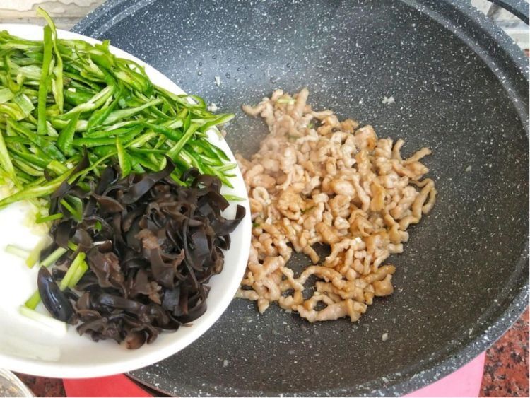 家常猪肉青椒盖饭，自己做一点也不难，饭菜一锅出