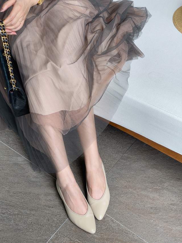 高跟鞋|秋季,穿什么鞋才洋气,今年流行穿“羊皮”粗跟平底鞋,舒适优雅