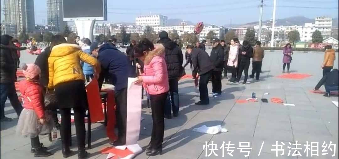 研究生#年味甚浓!书法女研究生街头写春联,遒劲有力,笔笔是功夫!
