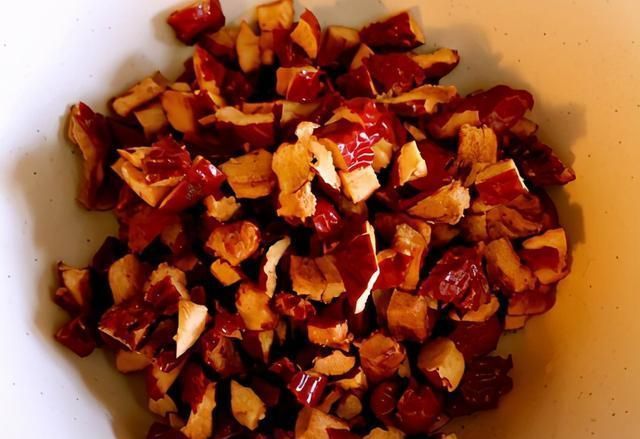 营养|进补季,糯米粉里加红枣和红豆,搓一搓蒸一蒸,做成粘豆包营养高