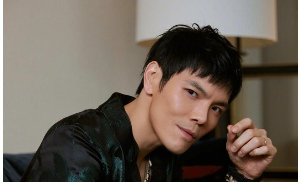 药水|向佐又要参加功夫嘉年华，药水哥上次被打怕了，新对手名气更大