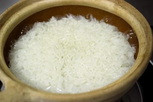  锅巴|电饭锅一焖就搞定的煲仔饭，有肉有菜还有焦脆锅巴！