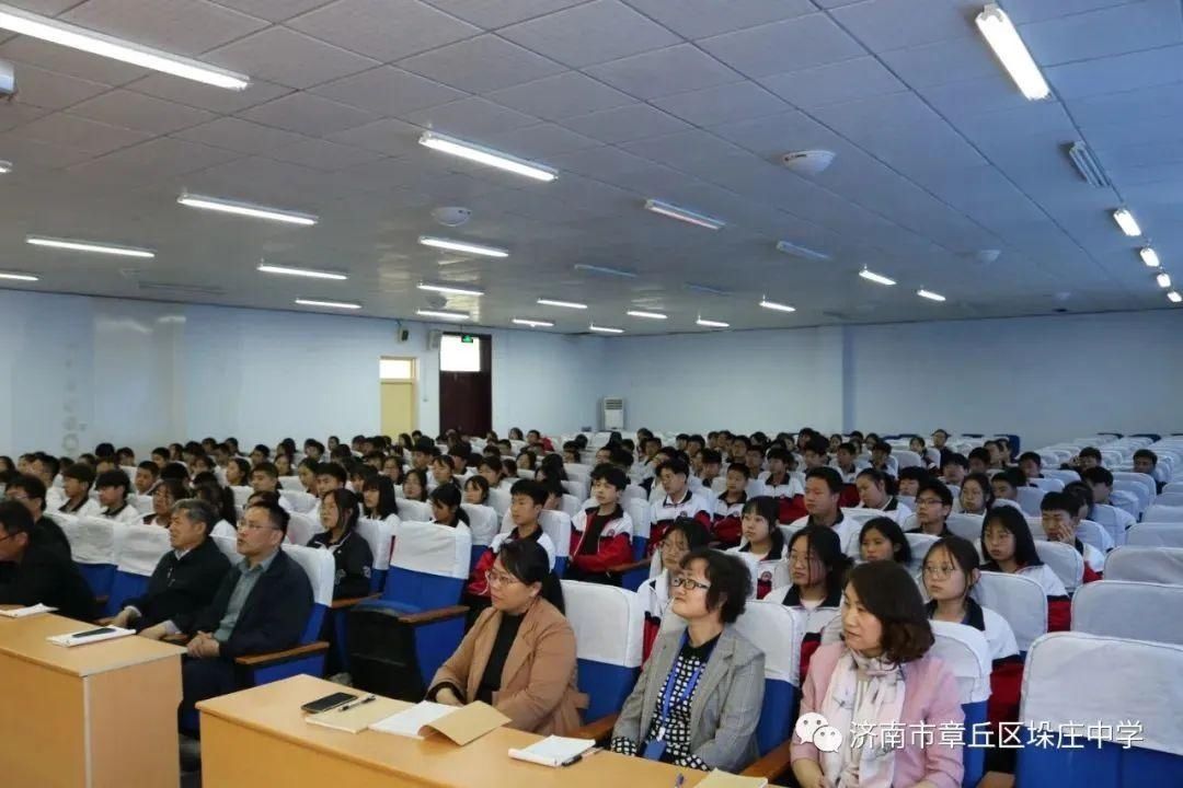 瞧，博士讲堂走进了山村学校