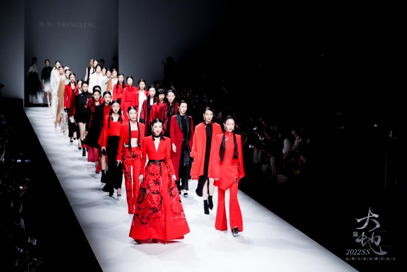 中国文化$熊英2022SS高级女装品牌发布,童模赵马馨茹、王俽冉呈现精彩秀演