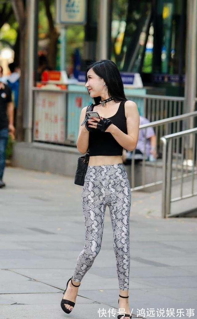 秘诀 黑色低领背心搭配花纹打底裤,穿搭秘诀,值得注重细节