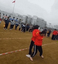 |搞笑GIF:伴娘你可真是有心计啊,这样藏鞋子谁能找得到啊