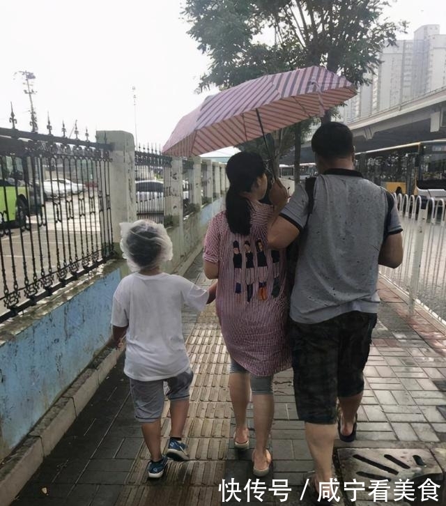 镜头|妈妈冒大雨接孩子放学，镜头转向孩子的时候，众人纷纷称赞