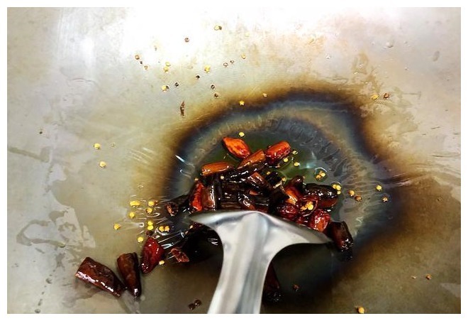 炒鱿鱼时，直接下锅炒错了，多加一步，鱿鱼鲜嫩爽口，亮白不腥气