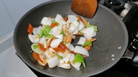 多吃洋葱护心脑，教您地道家常菜，加入鸡蛋炒一炒，天天吃不腻