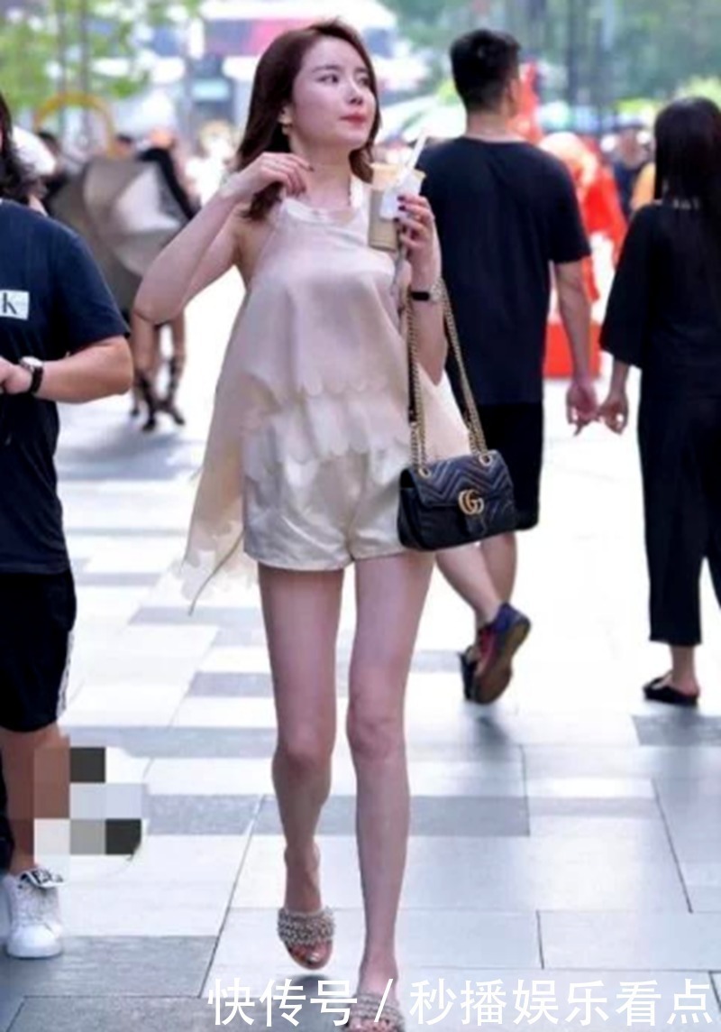 美女身穿丝绸质套装,白皙的皮肤引人注目,这是想迷倒多少人呢