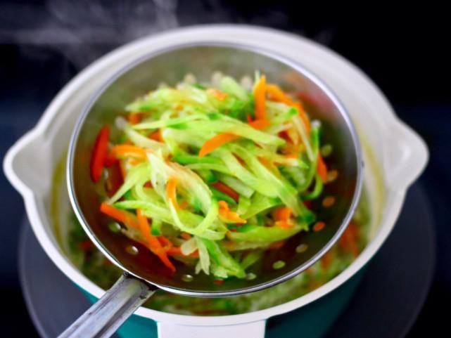 萝卜|炸丸子只知道用面粉,加上它,炸出来的丸子外酥里嫩,凉了也不硬