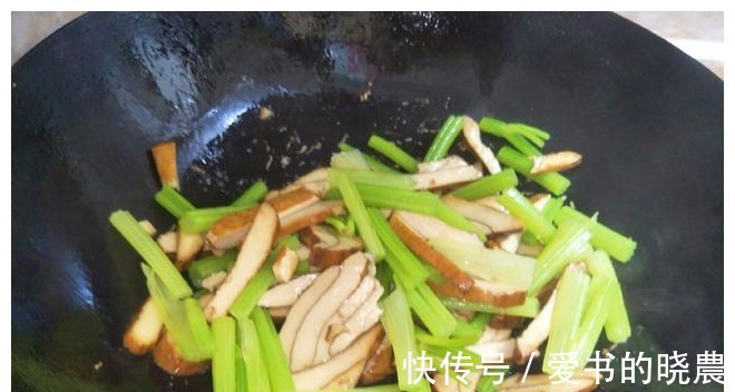 芹菜|三伏天,这道清淡菜要多吃,一盘不过5元钱,香脆又实惠!