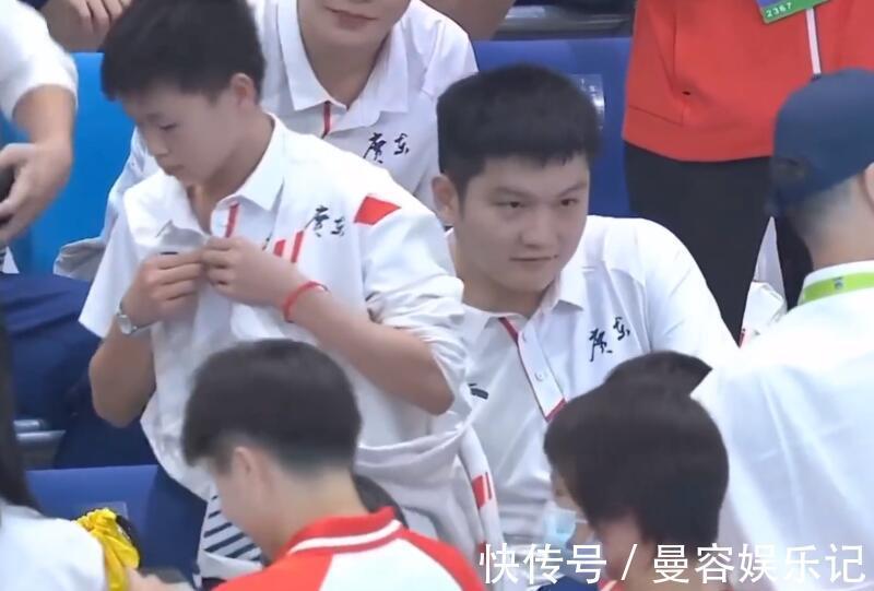 樊振东|狠咬一大口!师姐抢吃全红婵火腿肠,红姐一脸懵,转向樊振东抱怨