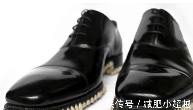 牙齿 别再只知道匡威了,这双“牙齿鞋”设计逆天,敢穿上走路的是大神