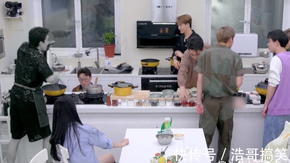 女俠|如何評價趙麗穎在《拜冰7》里的這個坐姿？