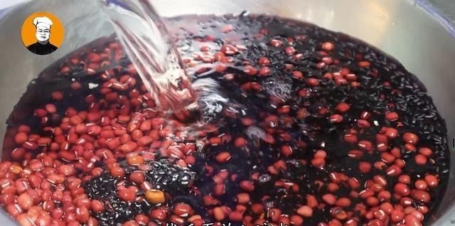 90岁老奶奶吃了60年红豆的养生做法，不打豆浆不熬粥，越吃越精神