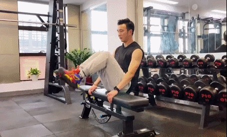 健身者|不要总认为练出八块腹肌很难,只需一张凳子坚持训练就可以实现
