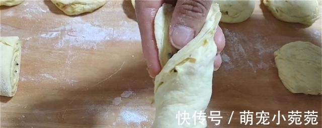 玉米面饼这样做,加多一种材料,口感丰富,吃着蓬松柔软,真香