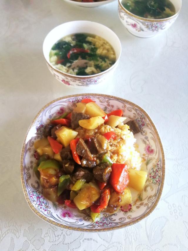 我和孩子的午餐简单做，八样食材一锅煮，端上桌，孩子却说太丰盛