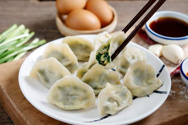 调韭菜馅,关键1步要牢记,韭菜翠绿不出水,包出的饺子鲜美好吃