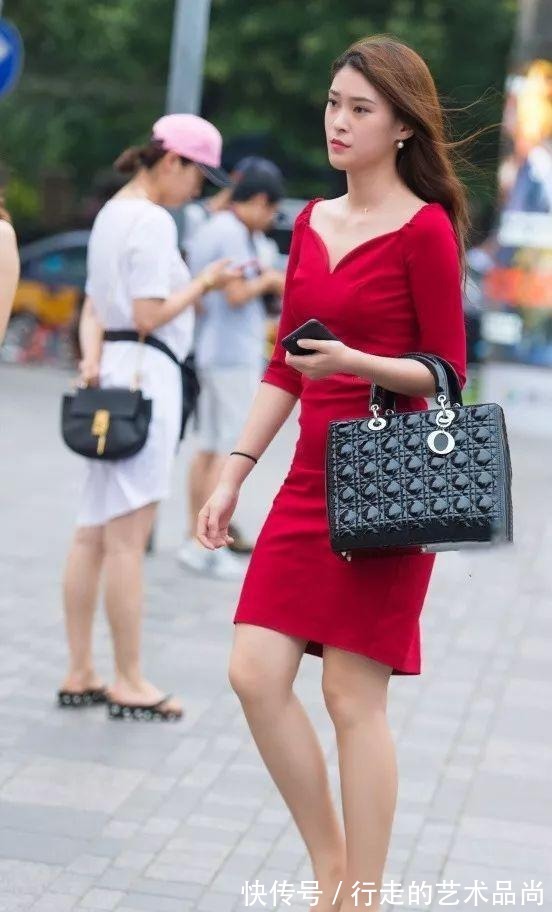 高跟鞋|气质少女偏爱裙装穿搭，一件惹眼的红衣服，气场太强了