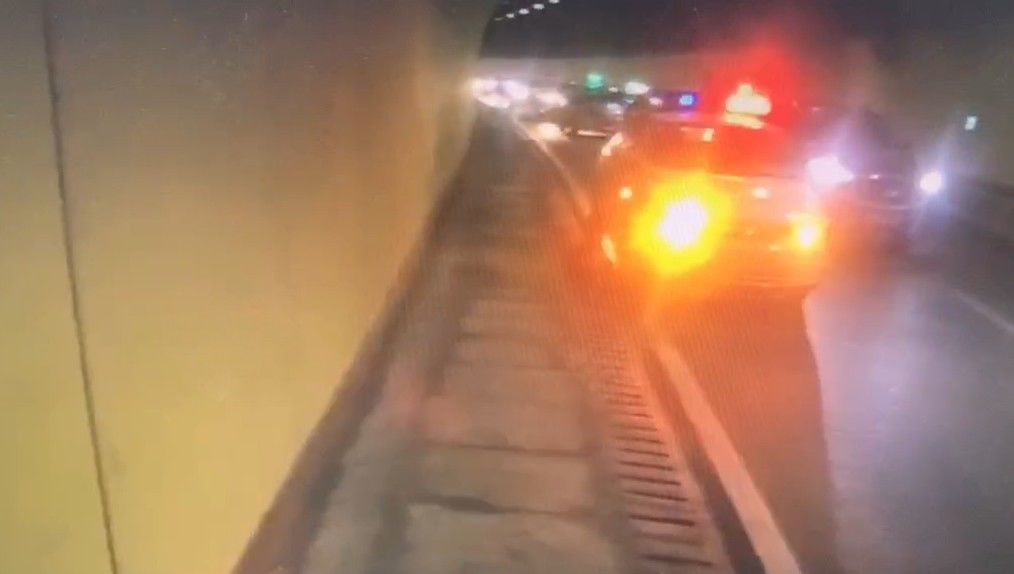 老人|泸州一警车在隧道内开得比走路还慢，却获群众纷纷点赞！