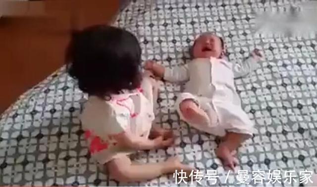 垃圾箱|宝妈上厕所让大宝照顾弟弟,回来时看到床上的情景,宝妈惊慌失措