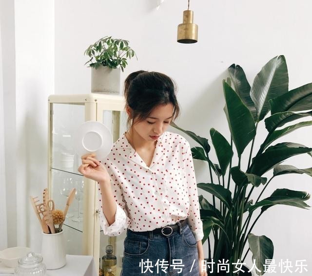 容貌 大脸的女生除了发型之外,上衣款式也很重要,这三件拒绝容貌焦虑!